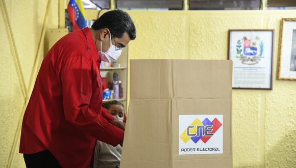 Nicolás Maduro, presidente de Venezuela, vota en una mesa electoral durante las elecciones regionales en Caracas, Venezuela. (Foto: Carolina Cabral / Bloomberg).