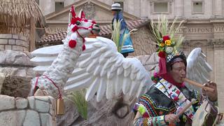 Un pesebre andino con llamas y quinoa adorna la plaza de San Pedro en el Vaticano
