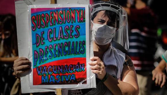 Una docente protesta para reclamar que se suspendan las clases presenciales por el avance del coronavirus covid-19 en Buenos Aires, Argentina. (Foto: EFE/ Juan Ignacio Roncoroni).