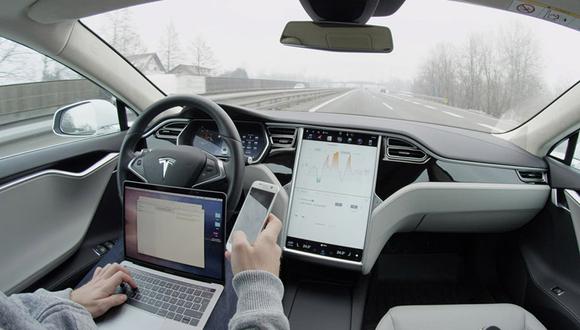 Un vehículo de Tesla con Autopilot, la función que permite un manejo semi autónomo, aún requiere de la atención del conductor para tomar el mando del volante (Foto: La Nación)