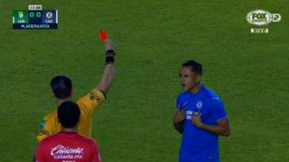 Yotún, expulsado en el Cruz Azul vs. León tras intervención del VAR | VIDEO