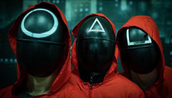 Actores enmascarados posan durante un evento organizado por Enigma Room en Milán el 14 de noviembre de 2021, donde los participantes juegan algunos de los juegos de la mundialmente famosa serie de televisión surcoreana "Squid Game". Foto: AFP