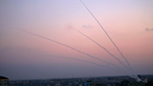 Un cohete disparado desde Gaza impacta en un autobús en Israel. (AFP)