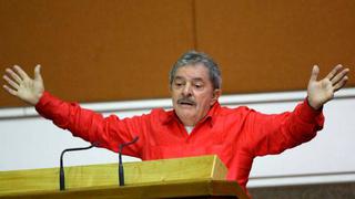 Lula lució una guayabera roja en homenaje a Hugo Chávez en La Habana