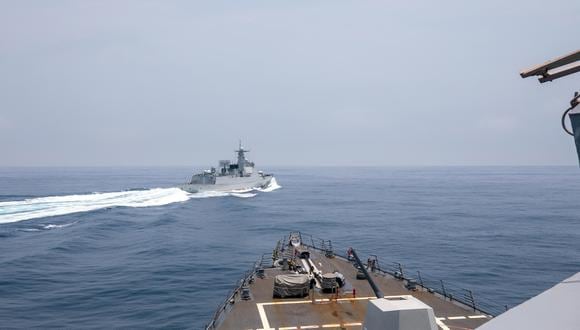 El destructor de misiles guiados de la clase Arleigh Burke USS Chung-Hoon observando al buque de la Armada china del EPL Luyang III (arriba) mientras transitaba por el Estrecho de Taiwán con el Royal Canadian HMCS Montreal de la Marina. (Foto de Andre T. Richard / US NAVY / AFP)