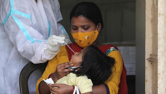 Una niña se somete a una prueba PCR para detectar coronavirus COVID-19 en Nueva Delhi, India, el 15 de abril de 2021.  (EFE/EPA/RAJAT GUPTA).