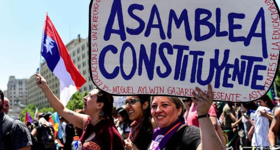 En las protestas de Chile eran comunes las pancartas que piden que se convoque a una Asamblea Constituyente. (Foto: AFP)
