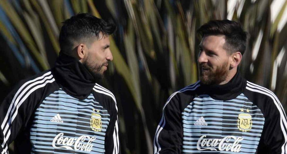 Lionel Messi hizo una broma a Sergio Agüero en la habitación de la concentración. (Foto: AFP)