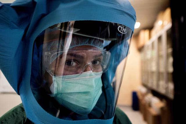 Una enfermera se pone su Equipo de Protección Personal (PPE) antes de comenzar a trabajar en la unidad de cuidados intensivos, tratando a pacientes con coronavirus en un hospital de Roma, Italia. (Foto: AFP / Tiziana FABI).