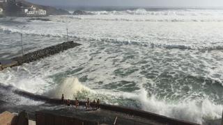 Fuerte oleaje inundó zonas de la Costa Verde y el Callao