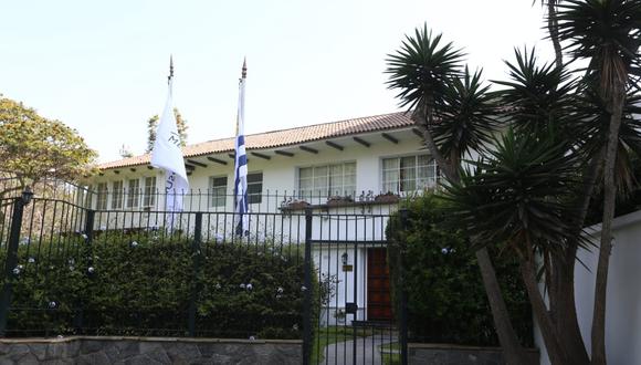 Alan García permanece en la embajada de Uruguay en Perú, luego de haber ingresado ayer a la residencia para solicitar asilo. (Foto: Alessandro Currarino / El Comercio)
