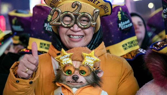 El color amarillo es muy usado en prendas de ropa, lentes, sombreros y otros artículos para usar mientras se espera el Año Nuevo. En la foto vemos a una mujer cuando le daba la bienvenida al 2020 en Times Square, Manhattan. (Foto de archivo: Reuters)