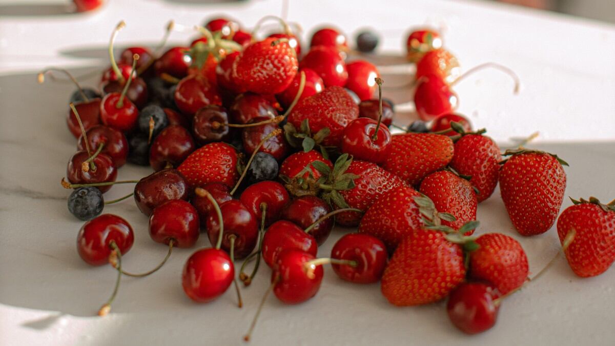 Qué frutas pertenecen al grupo de los frutos rojos?