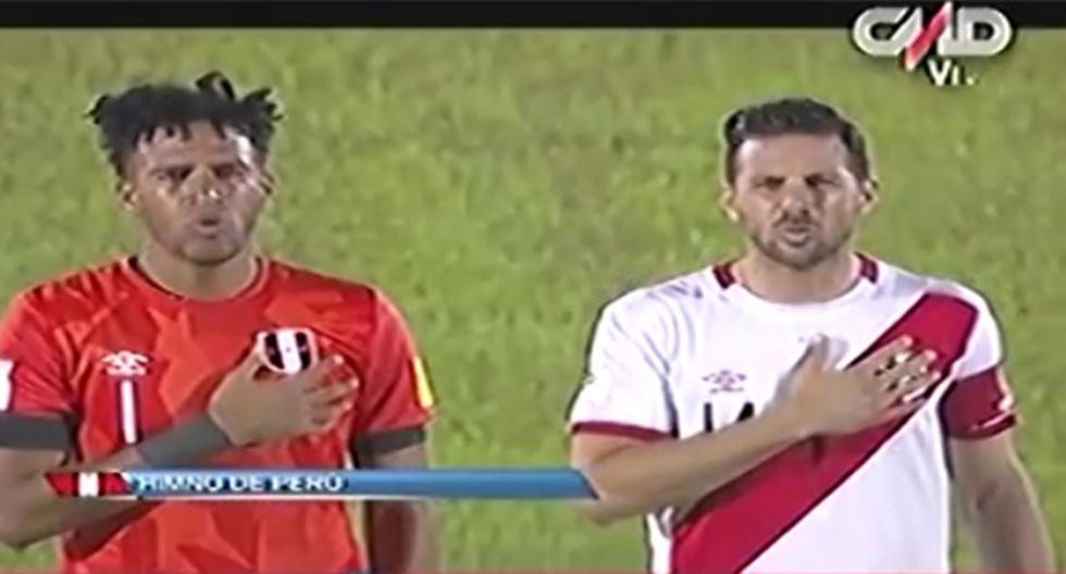 Selección Peruana entonando el Himno Nacional en el Estadio Cenetenario previo al partido contra Uruguay (Foto: Captura)
