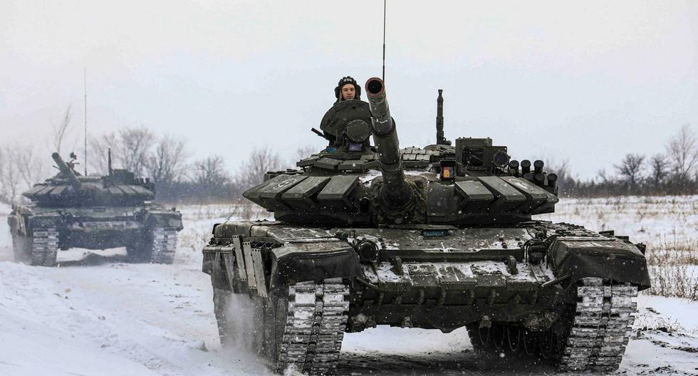 Soldados rusos durante ejercicios militares en la región de Leningrado. Algunos de estos militares están emprendiendo la retirada de las cercanías de la frontera con Ucrania. REUTERS