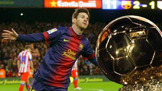 Lionel Messi acaricia su cuarto Balón de Oro consecutivo
