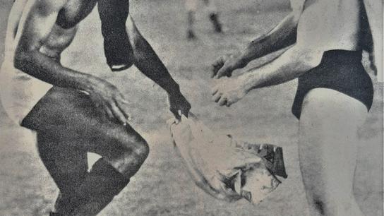 JJ Muñante intercambia toda su indumentaria con jugador de la selección de Francia. 1971