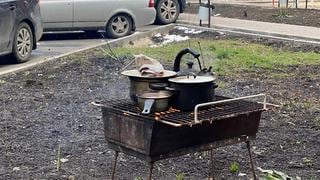 Beber agua de lluvia y comer palomas callejeras, así es la vida en la devastada ciudad ucraniana de Mariúpol