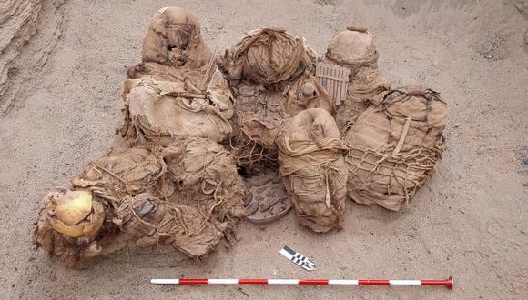 Objetos, alimentos, artefactos y fardos funerarios antiguos que contienen los restos de 8 habitantes que fueron descubiertos por trabajadores de la empresa distribuidora de gas Calidda. (Foto: Jesus BAHAMONDE / Calidda / AFP)