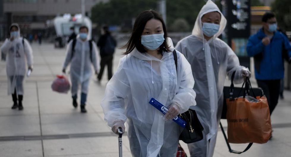 Miles de pasajeros que estuvieron bloqueados desde el 23 de enero sin poder entrar y salir de Wuhan a causa del coronavirus llegaron a las estaciones de trenes con la esperanza de poder reanudar sus trabajos y recuperar la normalidad, como ya ha ocurrido en otras partes de China. (Foto: NOEL CELIS / AFP)