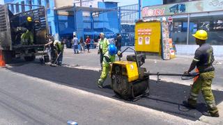 Reparan el asfalto de la avenida 28 de Julio en La Victoria