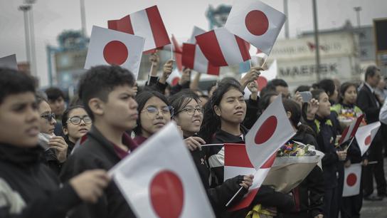 Los oficiales fueron recibidos por estudiantes de colegios peruano-japoneses, autoridades estatales y distintos integrantes de la comunidad Nikkei.