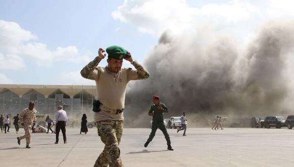 El momento del ataque con misiles en el aeropuerto de Adén, a la llegada del gobierno de Yemen recién formado. (REUTERS / Fawaz Salman).