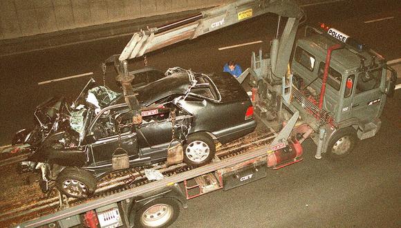 Los restos del coche de la princesa Diana son levantados en un camión el 31 de agosto de 1997 en el túnel Alma de París. (Foto de PIERRE BOUSSEL / AFP)
