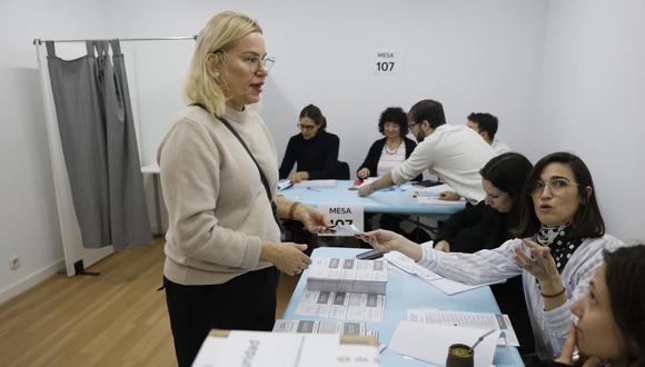 Argentinos residentes en Madrid votan en las elecciones para elegir presidente y vicepresidente del país, este domingo en el Colegio Mayor Argentino de la capital. EFE/Mariscal