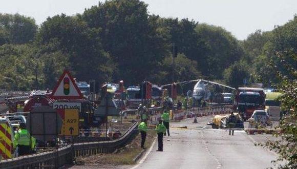 Avión cayó durante exhibición y mató a 7 personas en Inglaterra