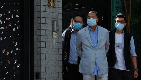 El magnate de los medios Jimmy Lai Chee-ying, fundador de Apple Daily, es detenido por la unidad de seguridad nacional en Hong Kong, China, el 10 de agosto de 2020. (REUTERS / Tyrone Siu).