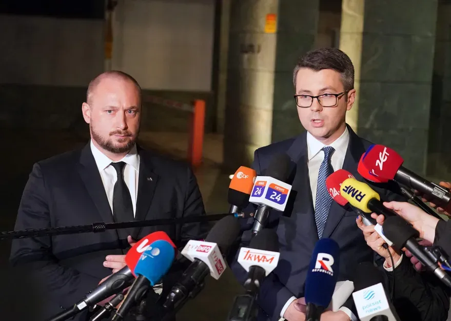 Head of the National Security Office Jacek Siewiera and Polish government Spokesman Piotr Muller make a statement after a crisis meeting of the National Security Office, in Warsaw.  (JANEK SKARZYNSKI - AFP).