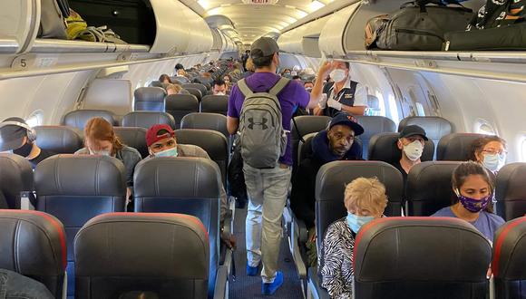 En esta foto de archivo tomada el 3 de mayo de 2020 los pasajeros, casi todos con mascarillas, suben a un vuelo de American Airlines con destino a Charlotte, Estados Unidos. (ELEONORE SENS - AFP).