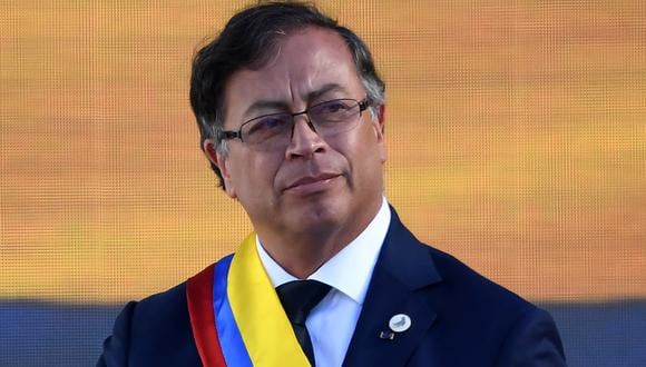 El nuevo presidente de Colombia, Gustavo Petro, pronuncia un discurso después de jurar durante su ceremonia de toma de posesión en la Plaza de Bolívar en Bogotá, el 7 de agosto de 2022. (Foto de Juan BARRETO / AFP)
