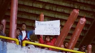 Hinchas en Huancayo se disculpan con Tinga con una pancarta