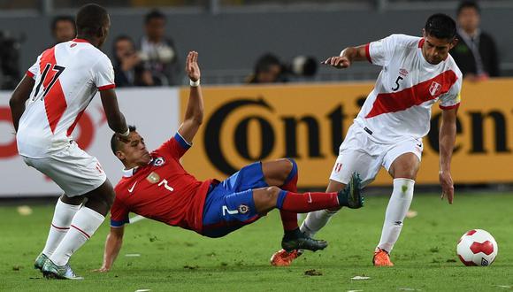 Perú recibe a Chile este jueves por las Eliminatorias. AFP PHOTO / CRIS BOURONCLE