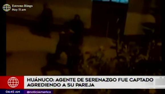 Agente de serenazgo fue captado cuando jaloneaba a la mujer mientras le exigía que retorne a su vivienda. (Captura: América Noticias)