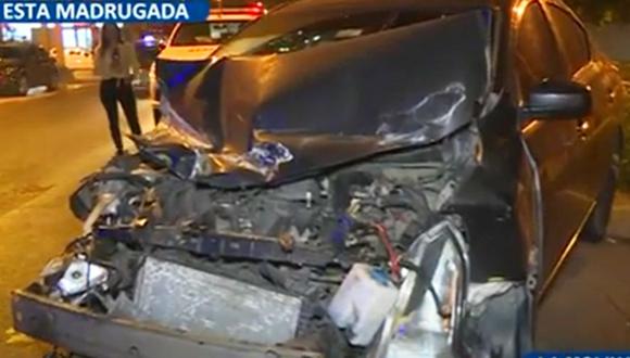 El vehículo particular quedó con la parte delantera destrozada. (Foto: Buenos Días Perú / YT)