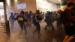 Manifestantes de Hong Kong atacan una estación de metro | FOTOS