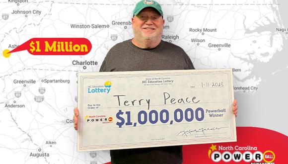 En esta imagen se aprecia al hombre que ganó un millón de dólares luego que su esposa hallara el boleto de lotería que él perdió. (Foto: @nclottery / Twitter)