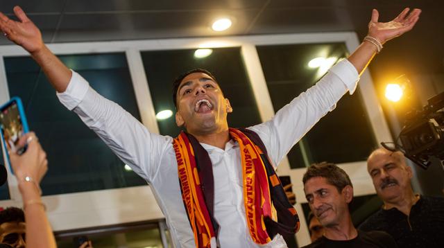 Falcao fue recibido por una multitud en Turquía: las postales de los hinchas del Galatasaray. (Foto: AFP)