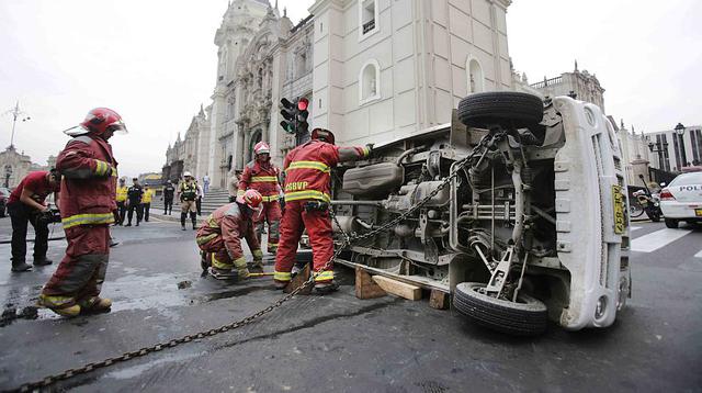 Cercado de Lima: minivan se volcó tras choque frente a Catedral - 1