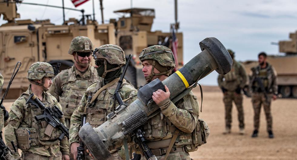 Un soldado de Estados Unidos lleva un lanzador de misiles tierra-aire javelin  durante un ejercicio militar conjunto entre las Fuerzas Democráticas Sirias (SDF) y la coalición internacional liderada por Estados Unidos contra el grupo Estado Islámico en el campo de Deir Ezzor, Siria, el 7 de diciembre de 2021. (Delil souleiman / AFP).
