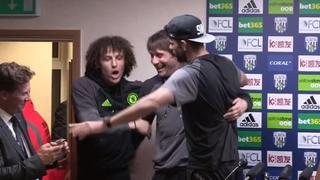 Conte fue 'secuestrado' de conferencia por Costa y David Luiz