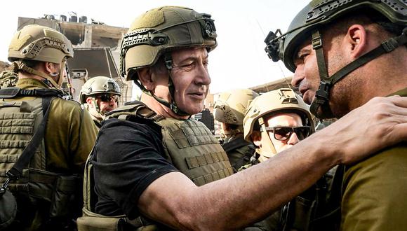 El primer ministro israelí, Benjamin Netanyahu, se reúne con soldados en un lugar no revelado de la Franja de Gaza, el 26 de noviembre de 2023. (Foto de Handout / Oficina del Primer Ministro israelí / AFP)