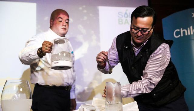 Ante la prensa, los dos muestran la solubilidad inmediata de sus bolsas plásticas en agua fría o de las bolsas de tela reutilizables en agua caliente. (Foto: EFE/Alberto Peña)