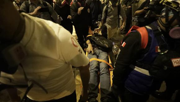Brigadas de salud atendieron a los heridos que dejaron los enfrentamientos en Lima. (Foto: jorge.cerdan/@photo.gec)