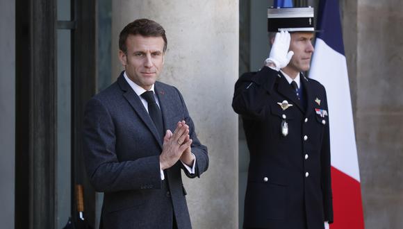 El presidente francés, Emmanuel Macron (I), sale del Palacio del Elíseo en París, Francia, el 3 de enero de 2023. (Foto de EFE/EPA/YOAN VALAT)