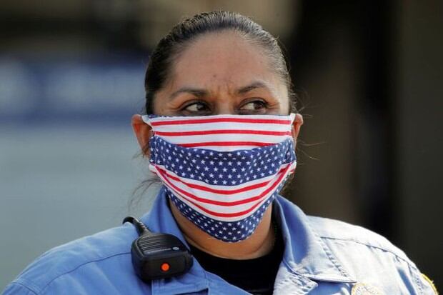 En Estados Unidos todos se protegen contra la pandemia que acabado con miles de personas en el país norteamericano (Foto: Reuters)