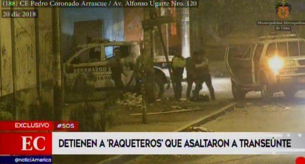 Dos presuntos ‘raqueteros’ fueron detenidos tras asaltar violentamente a un transeúnte. (Foto: Captura América Noticias)